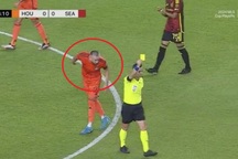 Cầu thủ nhận cái kết đắng sau khi "phun mưa" vào trọng tài