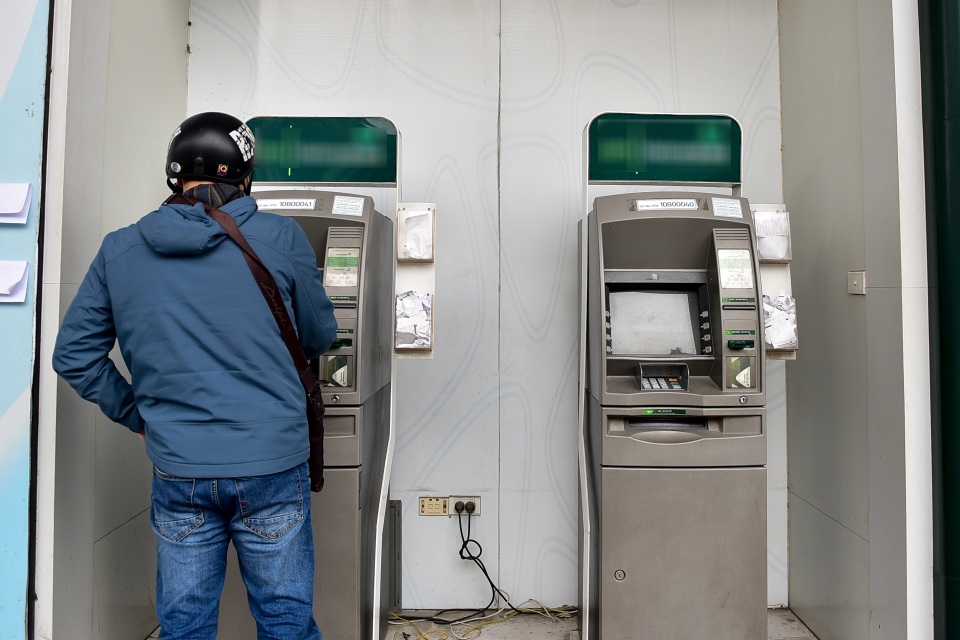 Hà Nội: Cây ATM thiếu nước rửa tay, người dân lo ngại lây lan dịch - 1 Hà Nội: Cây ATM thiếu nước rửa tay, người dân lo ngại lây lan dịch - 1