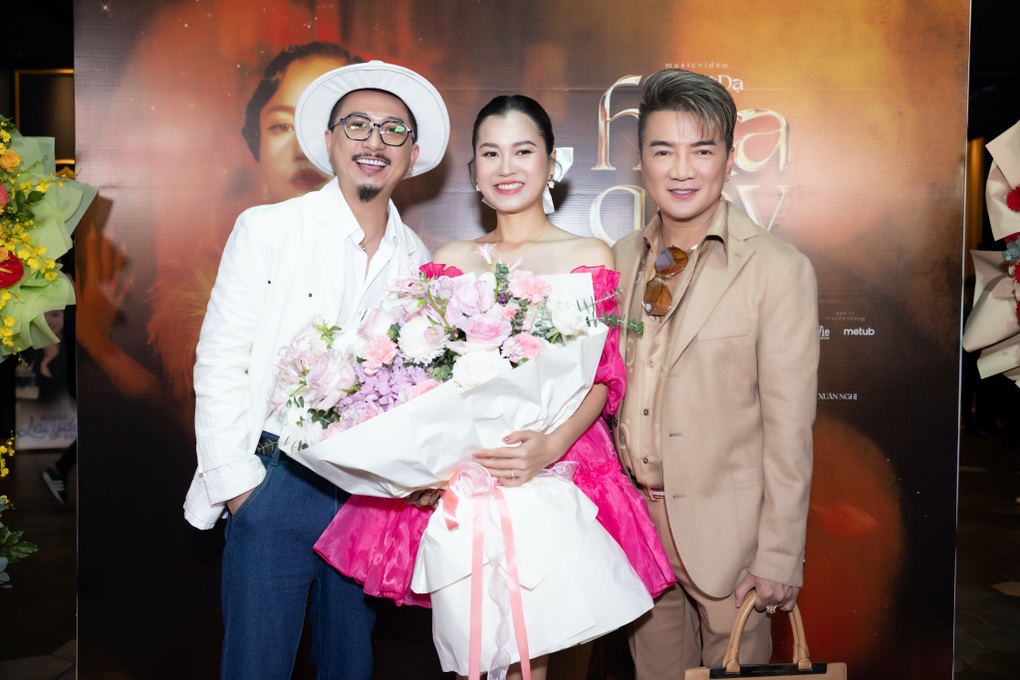Hứa Minh Đạt không ngại tình tứ với bà xã Lâm Vỹ Dạ trước đông người - 3 Hứa Minh Đạt không ngại tình tứ với bà xã Lâm Vỹ Dạ trước đông người - 3