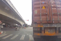 Người phụ nữ lĩnh hậu quả nghiêm trọng vì giành đường với xe container