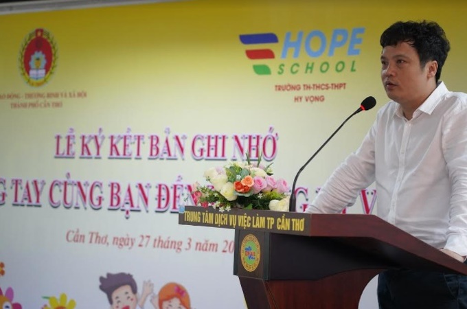 Tổng Giảm đốc FPT Nguyễn Văn Khoa phát biểu tại lễ ký kết biên bản ghi nhớ “Chung tay cùng bạn đến Trường Hy Vọng”.