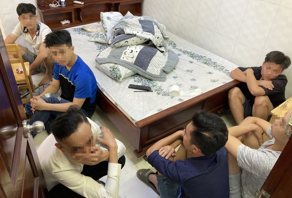 Bắt nhóm thanh niên thuê nhà nghỉ sử dụng ma túy tập thể - 1 Bắt nhóm thanh niên thuê nhà nghỉ sử dụng ma túy tập thể - 1