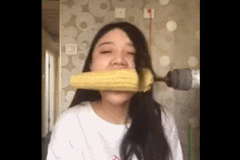 Clip “cô gái nhận kết đắng vì học theo trào lưu trên mạng” gây sốt tuần qua