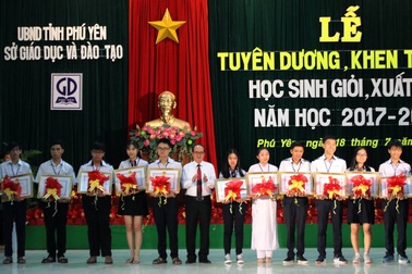 Phú Yên: Tuyên dương hơn 240 học sinh giỏi, xuất sắc năm học 2017-2018