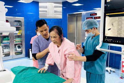 Đắp thuốc nam chữa đau lưng do xẹp đốt sống, cụ bà có nguy cơ liệt chi dưới