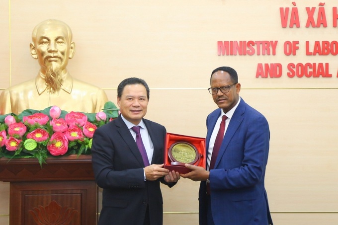 Thứ trưởng Lê Văn Thanh trao quà lưu niệm cho TS. Negeri Lencho Bultum

