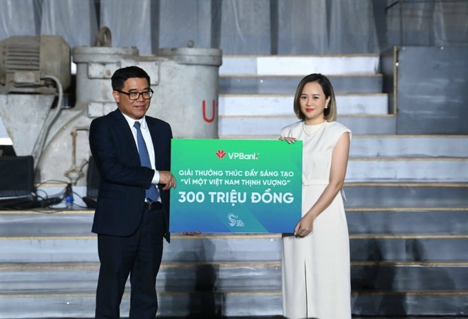 Đại diện  Ngân hàng VPBank trao tặng giải thưởng Thúc Đẩy Sáng tạo Vì Một Việt Nam Thịnh Vượng trị giá 300 triệu cho Ban tổ chức Lễ hội Thiết Kế Sáng Tạo 2023.