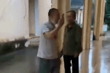 Con trai bị cha đánh bằng dép vì "tội" bóc mẽ hội thảo bán hàng