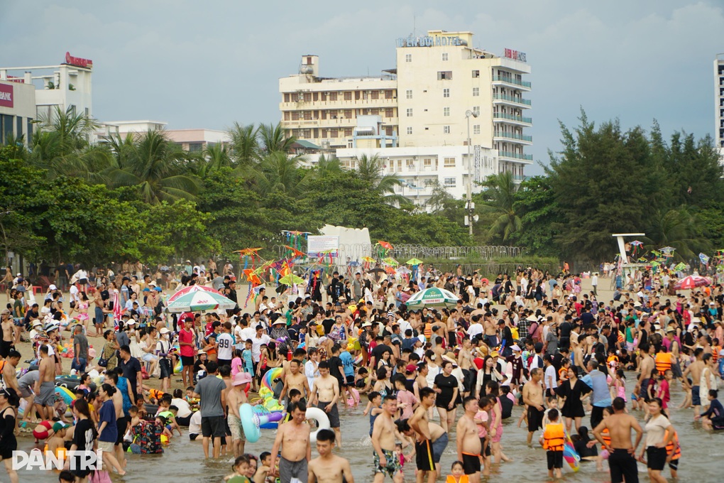 Hot weather, Sam Son is crowded with tourists, many hotels are Nắng nóng, Sầm Sơn đông nghịt du khách, nhiều khách sạn “cháy phòng” - 2