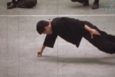 Lý Tiểu Long chống đẩy bằng hai ngón tay