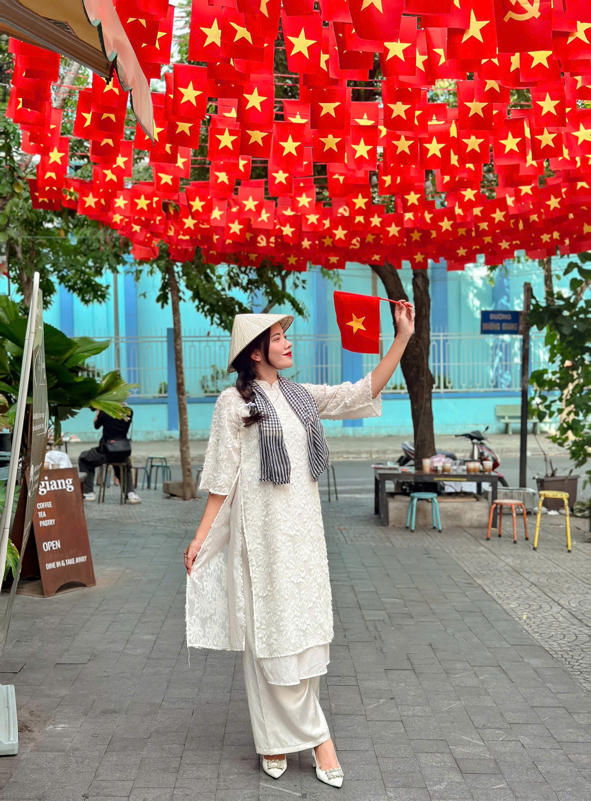 6 quán cà phê rợp cờ đỏ sao vàng ở TPHCM, khách rần rần check-in dịp 30/4 - 8