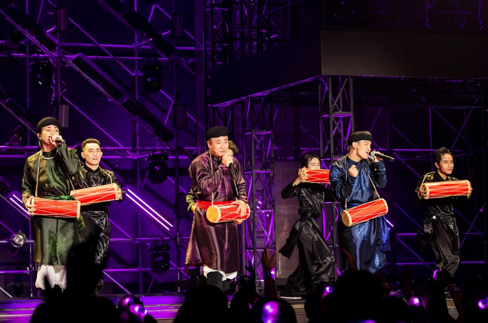 Vì sao trống cơm, đàn bầu gây sốt ở show Anh trai vượt ngàn chông gai? - 1 Vì sao trống cơm, đàn bầu gây sốt ở show Anh trai vượt ngàn chông gai? - 1