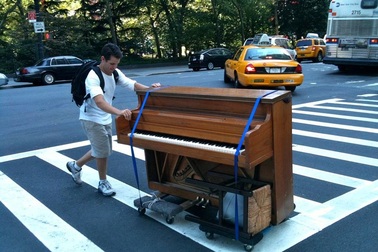 Chàng thanh niên vác đàn piano đi du lịch hơn 21 nước