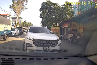 Ô tô đi lấn sang phần đường ngược chiều, đứng lì chặn đầu xe đi đúng chiều