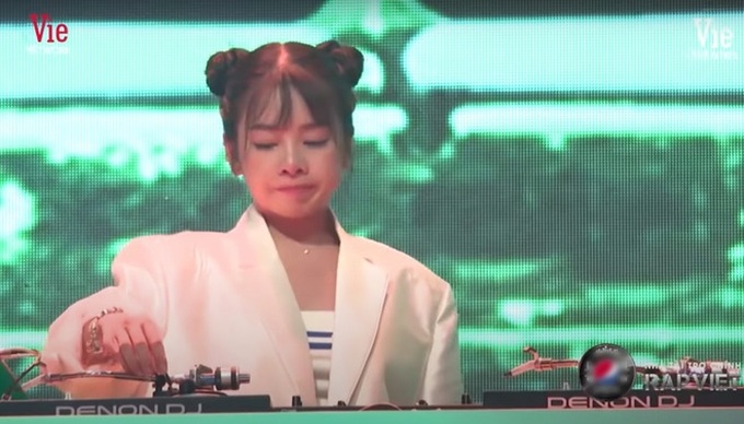 Mie trải lòng sau khi bật khóc trên sân khấu Rap Việt: Ba mẹ đều qua đời vì ung thư, từng nén nỗi đau đi diễn vì không kịp về khi ba mất - Ảnh 1. Mie trải lòng sau khi bật khóc trên sân khấu Rap Việt: Ba mẹ đều qua đời vì ung thư, từng nén nỗi đau đi diễn vì không kịp về khi ba mất - Ảnh 1.