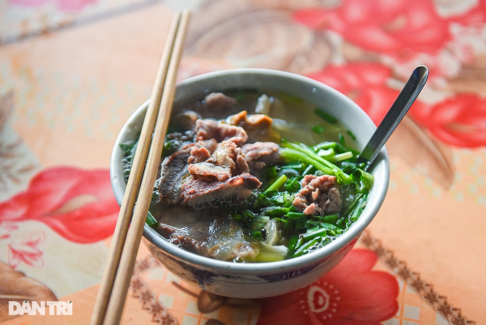 Quán phở gánh: Bánh phở khổng lồ, cân từng hoa thịt bò, ngày hết 300 tô - 9 Quán phở gánh: Bánh phở khổng lồ, cân từng hoa thịt bò, ngày hết 300 tô - 9