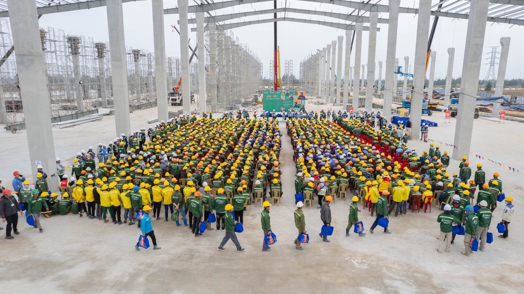 Nụ cười ấm áp trên công trường xây dựng những ngày cận Tết - 1 Nụ cười ấm áp trên công trường xây dựng những ngày cận Tết - 1