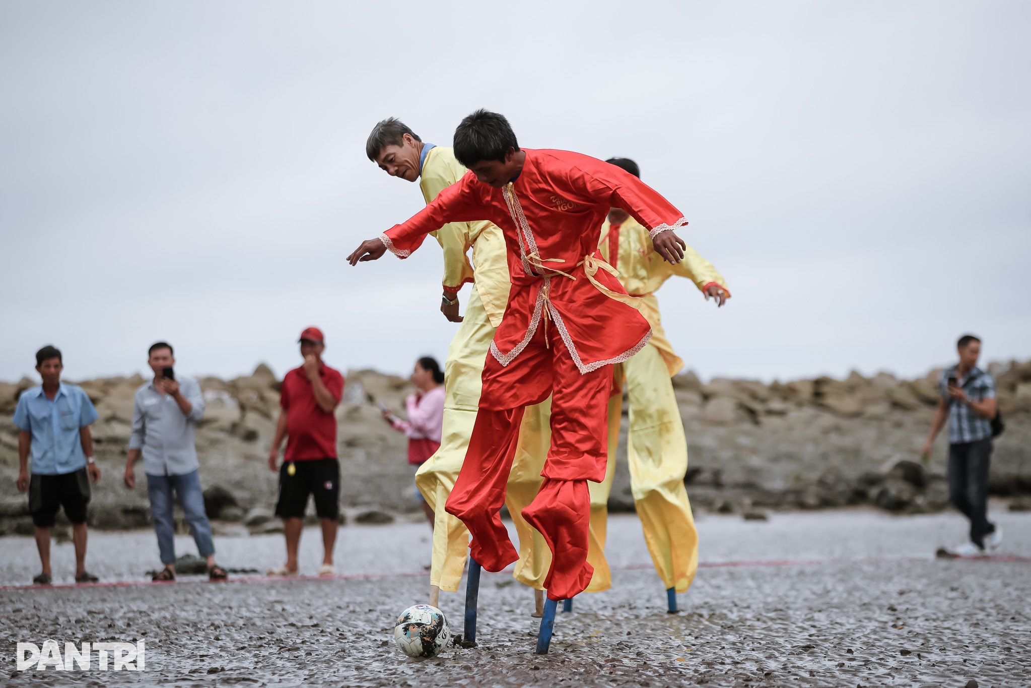 Pescadores correm e jogam futebol sobre pernas de pau no Festival da Baleia - Can Gio - 8 Ngư dân chạy đua, đá bóng bằng cà kheo tại Lễ hội Nghinh Ông - Cần Giờ  - 8