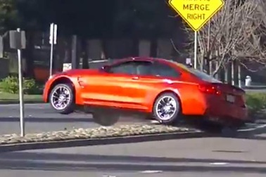 BMW M4 gặp sự cố, leo dải phân cách