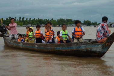 Cận cảnh học sinh vượt lũ đến trường