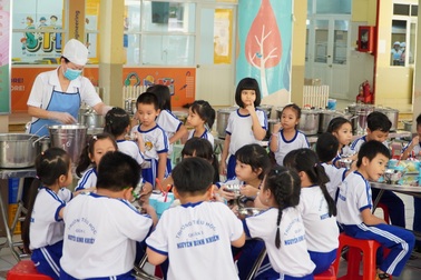 Sở Giáo dục TPHCM đề xuất trường học được tiếp tục giữ xe, tổ chức căng tin