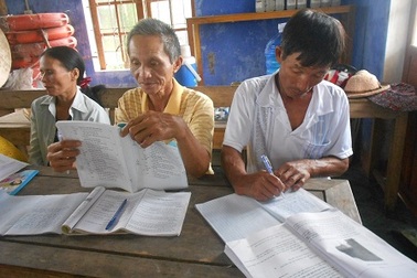 Lớp học vỡ lòng toàn học sinh… đeo kính lão