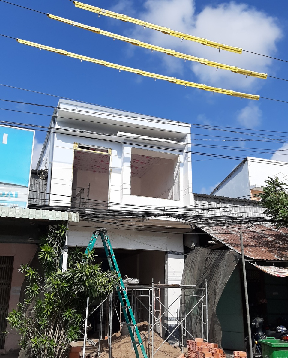 Cùng lấn chiếm đất công, cán bộ được “ưu ái” xây nhà, còn dân thì không? - 1 Cùng lấn chiếm đất công, cán bộ được “ưu ái” xây nhà, còn dân thì không? - 1
