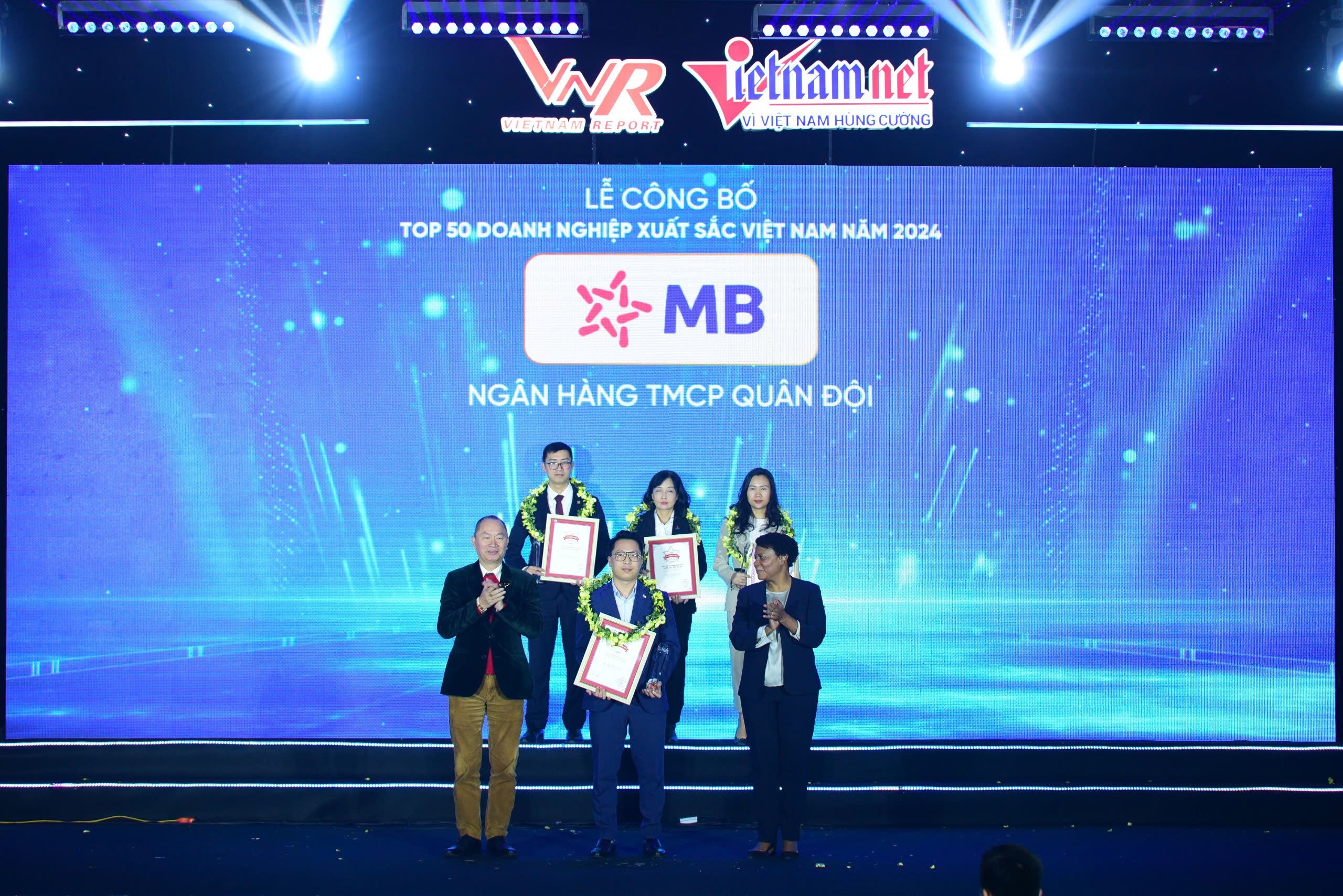 MB vào nhóm 13 doanh nghiệp xuất sắc nhất Việt Nam năm 2024 của VNR500 - 2 MB vào nhóm 13 doanh nghiệp xuất sắc nhất Việt Nam năm 2024 của VNR500 - 2