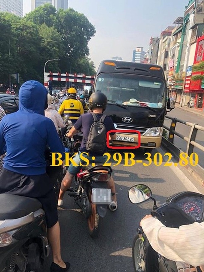 Phạt 1 triệu, tước giấy phép lái xe 2 tháng với tài xế ô tô khách vượt phải cầu Thái Hà - Ảnh 3. Phạt 1 triệu, tước giấy phép lái xe 2 tháng với tài xế ô tô khách vượt phải cầu Thái Hà - Ảnh 3.
