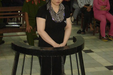 Vợ nguyên phó chủ tịch phường hầu tòa vì tội lừa đảo