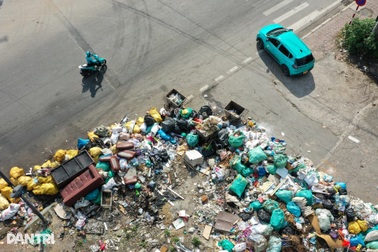 Cảnh nhếch nhác, rác bủa vây trên tuyến đường huyết mạch phía Nam Hà Nội
