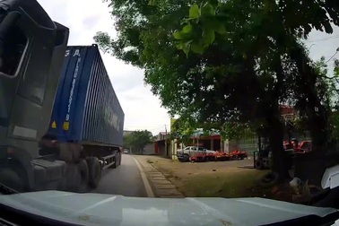 Tài xế phanh từ 60km/h về 10km/h chỉ trong 5 giây vì một tình huống