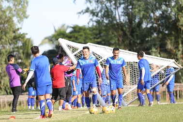 Ở khách sạn 4 sao, tuyển thủ Việt Nam thèm rau sạch