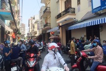 Dân buôn “thổi giá” khẩu trang, các doanh nghiệp lớn vào cuộc