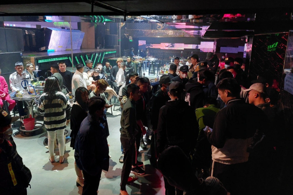 Cảnh sát đột kích bar 38 Night Club, phát hiện hàng chục người phê ma túy - 1 Cảnh sát đột kích bar 38 Night Club, phát hiện hàng chục người phê ma túy - 1