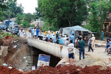 3 xe tải tông nhau trên cầu, Quốc lộ 14 kẹt cứng