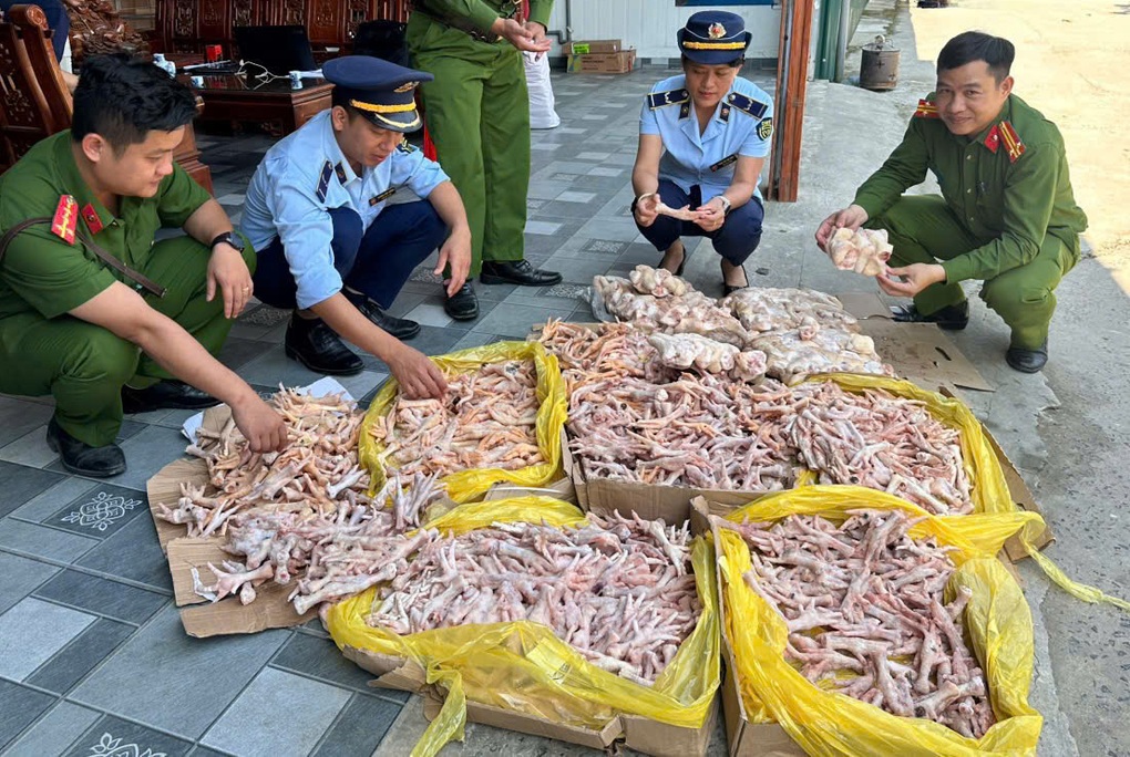 Gần 500kg chân gà, đuôi lợn bẩn trong kho công ty thực phẩm sạch - 1 Gần 500kg chân gà, đuôi lợn bẩn trong kho công ty thực phẩm sạch - 1