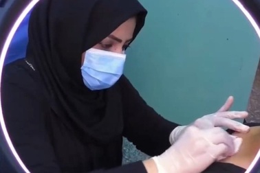 Một phụ nữ Iraq vượt qua định kiến theo đuổi nghề cắt tóc nam