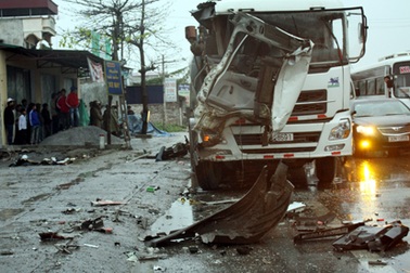 Tai nạn nghiêm trọng, 2 người đứng bên đường tử vong