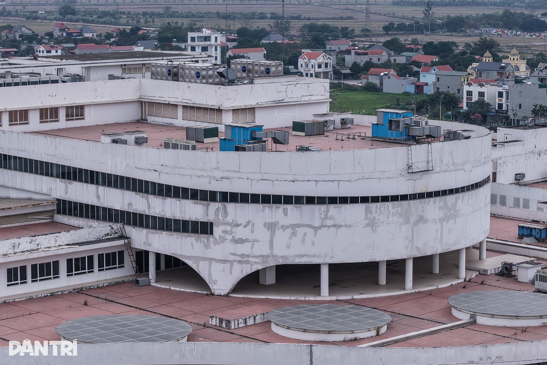 Bệnh viện Việt Đức, Bạch Mai cơ sở 2 cỏ mọc um tùm, cao quá đầu người - 6 Bệnh viện Việt Đức, Bạch Mai cơ sở 2 cỏ mọc um tùm, cao quá đầu người - 6