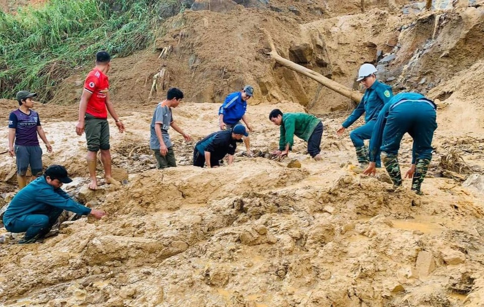 Trắng đêm cầu mong “phép màu” đến với người thân - 2 Trắng đêm cầu mong “phép màu” đến với người thân - 2