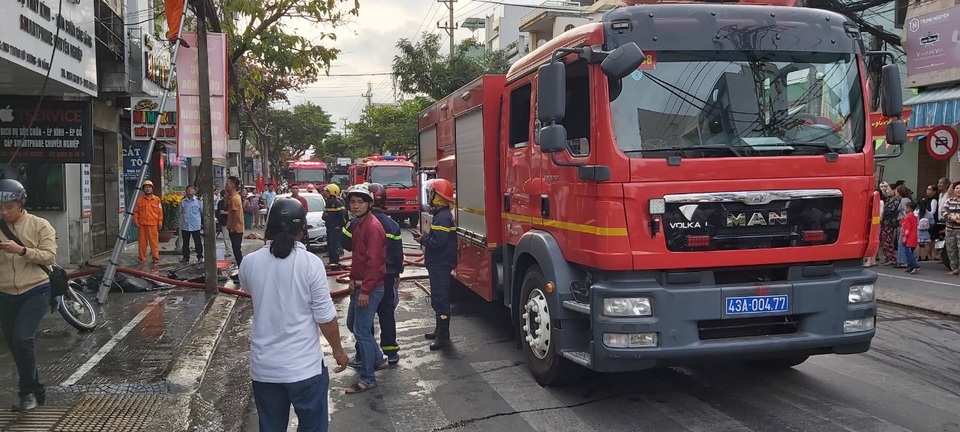Giải cứu hai nạn nhân khỏi đám cháy nhà ngày mùng 1 Tết - 1 Giải cứu hai nạn nhân khỏi đám cháy nhà ngày mùng 1 Tết - 1