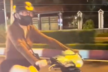 Xác minh clip cô gái "diễn xiếc" trên mô tô ở Vĩnh Long
