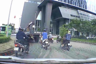 May mắn thoát chết dù ngã ngay trước mũi xe ô tô