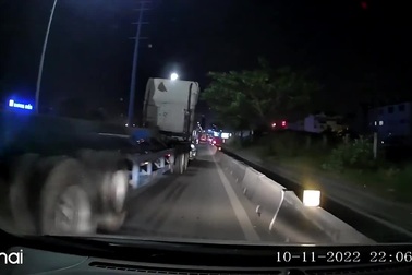 Chuyển làn không quan sát, container suýt ép xe con vào dải phân cách