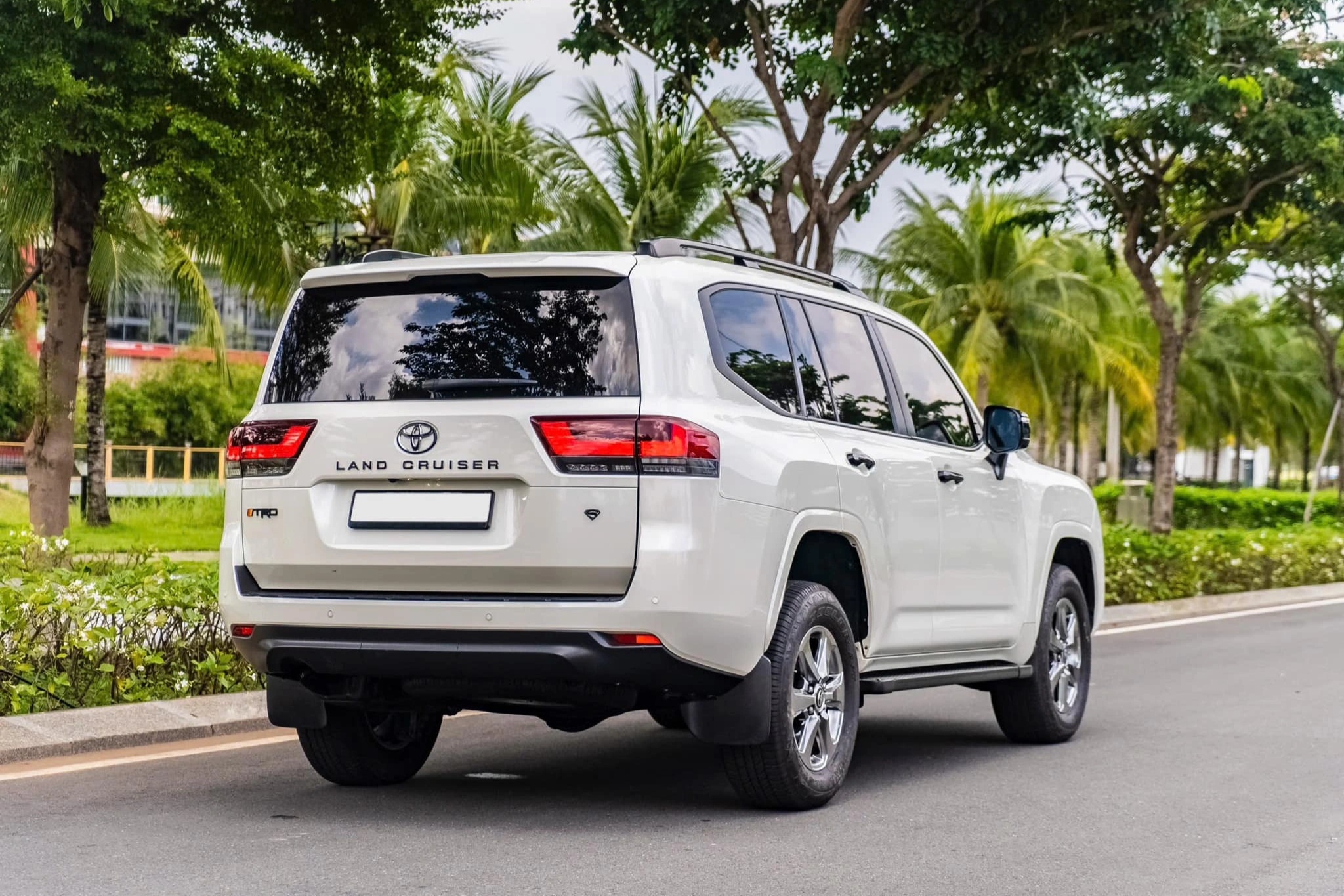 Toyota Land Cruiser 3 năm tuổi tại Việt Nam bán lại vẫn đắt hơn xe mới - 3 Toyota Land Cruiser 3 năm tuổi tại Việt Nam bán lại vẫn đắt hơn xe mới - 3
