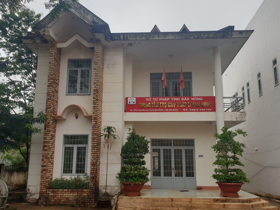 Giám đốc trung tâm trợ giúp pháp lý giả chữ ký để hưởng lợi 280 triệu đồng - 1 Giám đốc trung tâm trợ giúp pháp lý giả chữ ký để hưởng lợi 280 triệu đồng - 1