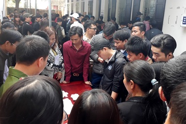 Chen nhau "ngạt thở" làm chứng minh nhân dân sau Tết