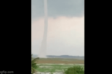 Vòi rồng cao hàng trăm mét xuất hiện trên hồ Trị An