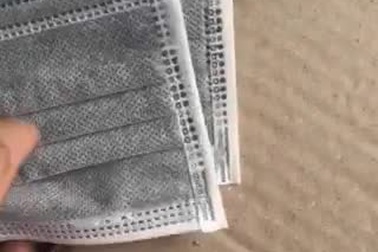 Khẩu trang tụt giá ngang trước dịch, dân buôn bán tháo vẫn ế hàng